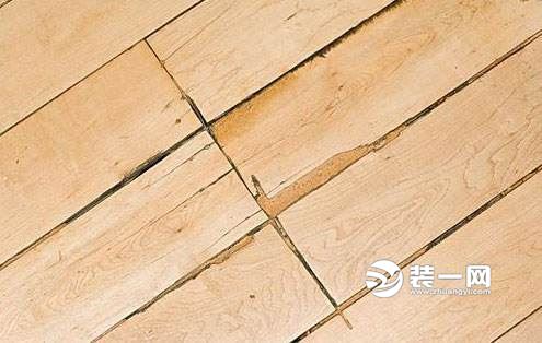 如何避免在木材板材上施工过程中引起裂纹