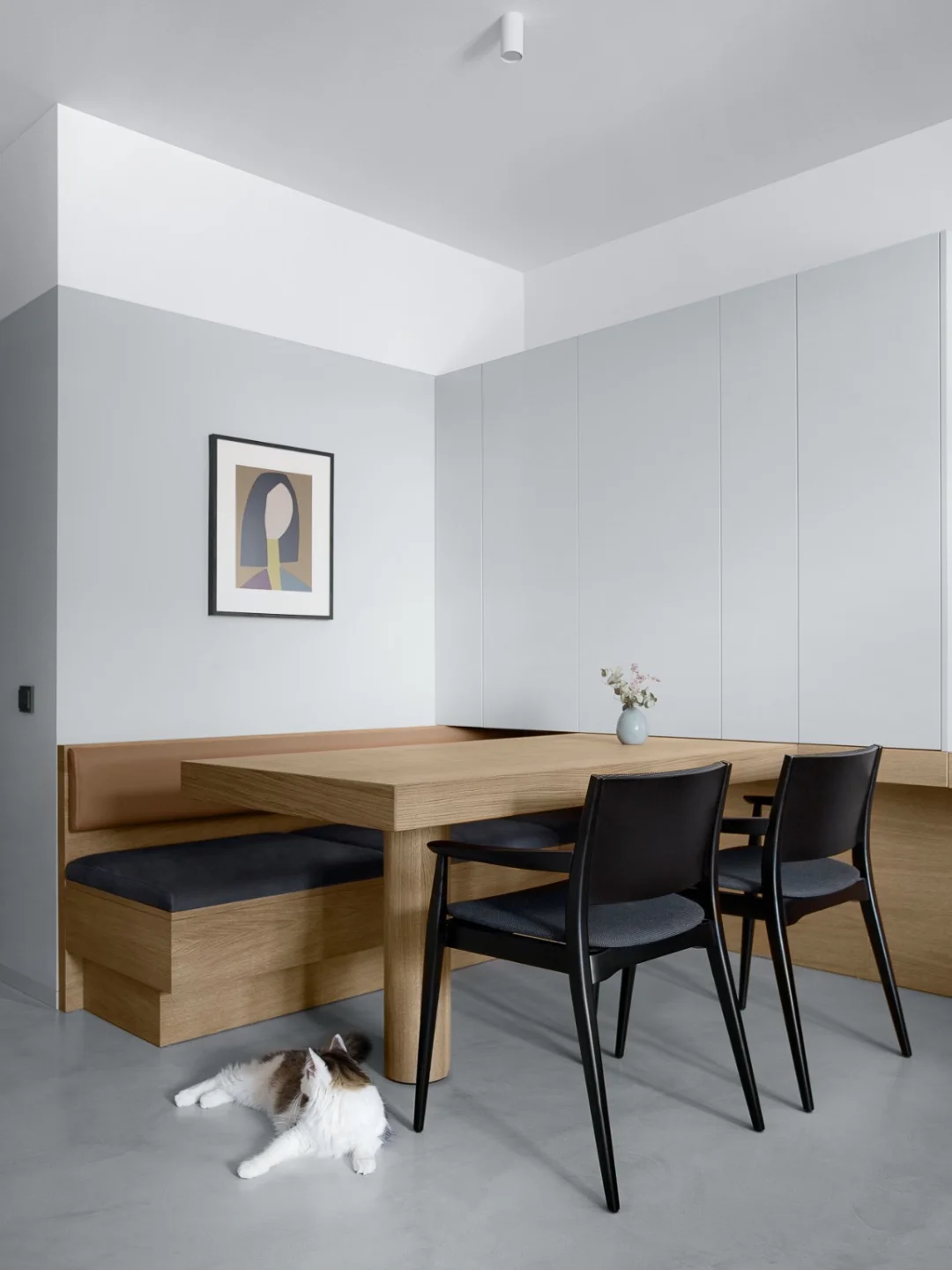 如何用木材板材实现小空间中的多功能设计